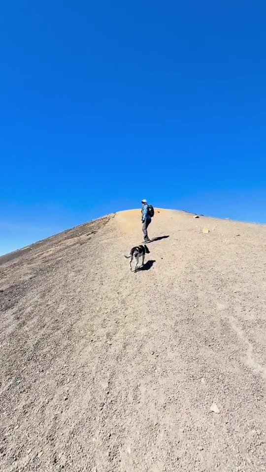 El último tramo de arena hacia la cumbre del Acatenango, bajo un cielo azul