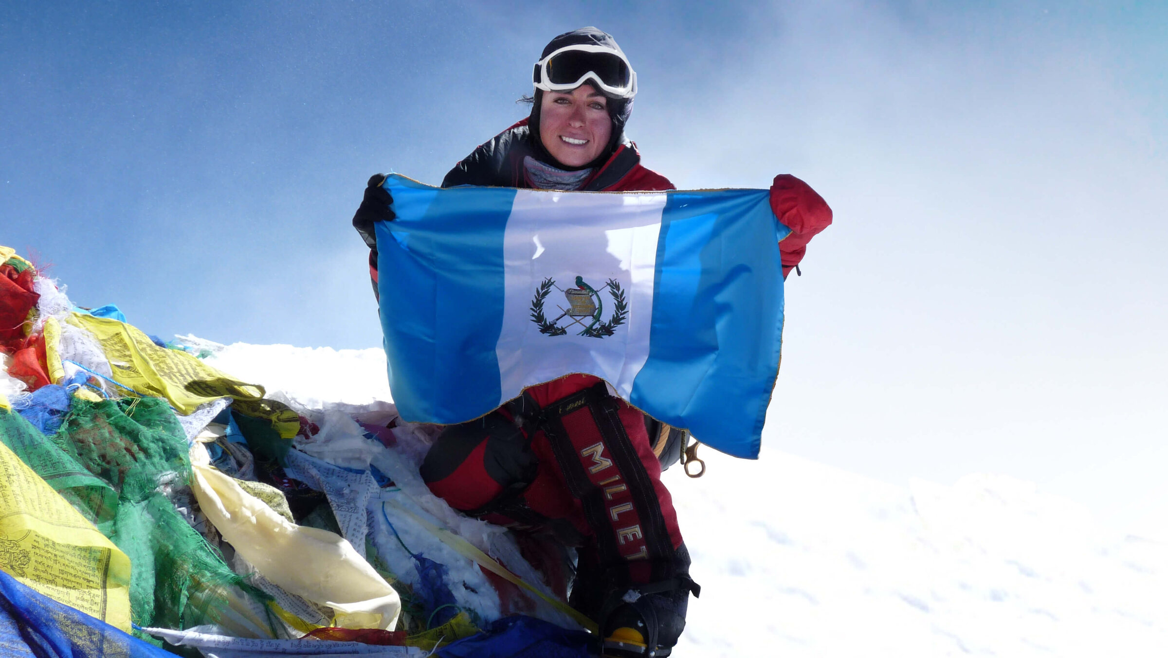 Andrea Cardona con la bandera de Guatemala en la cumbre del Everest