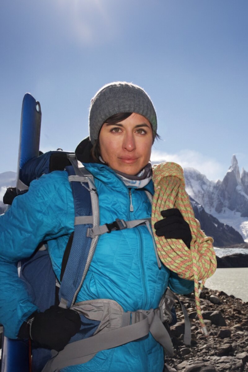 Andrea Cardona con su equipo de montaña y una cuerda al hombro