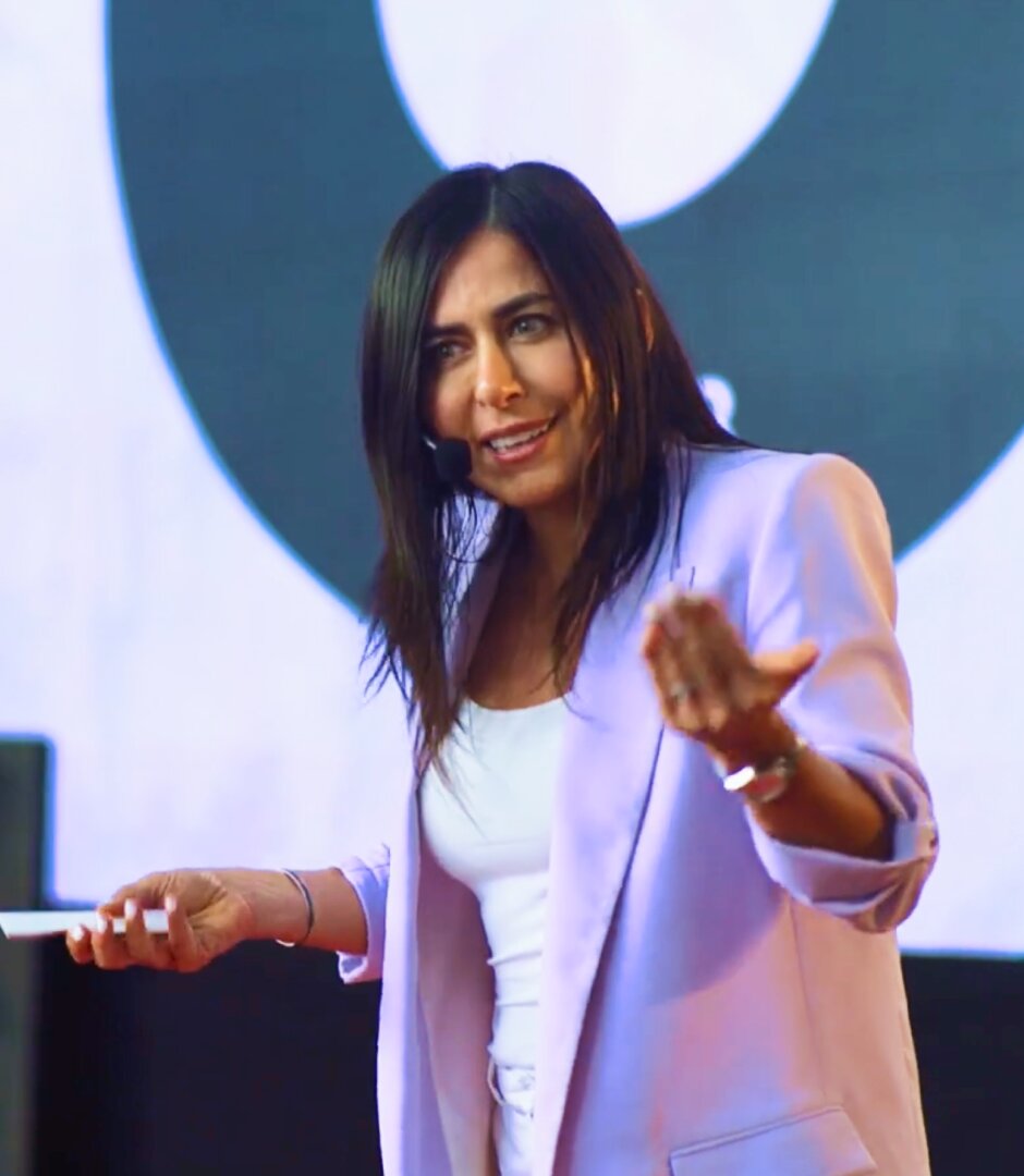 Andrea Cardona en el escenario de TEDx