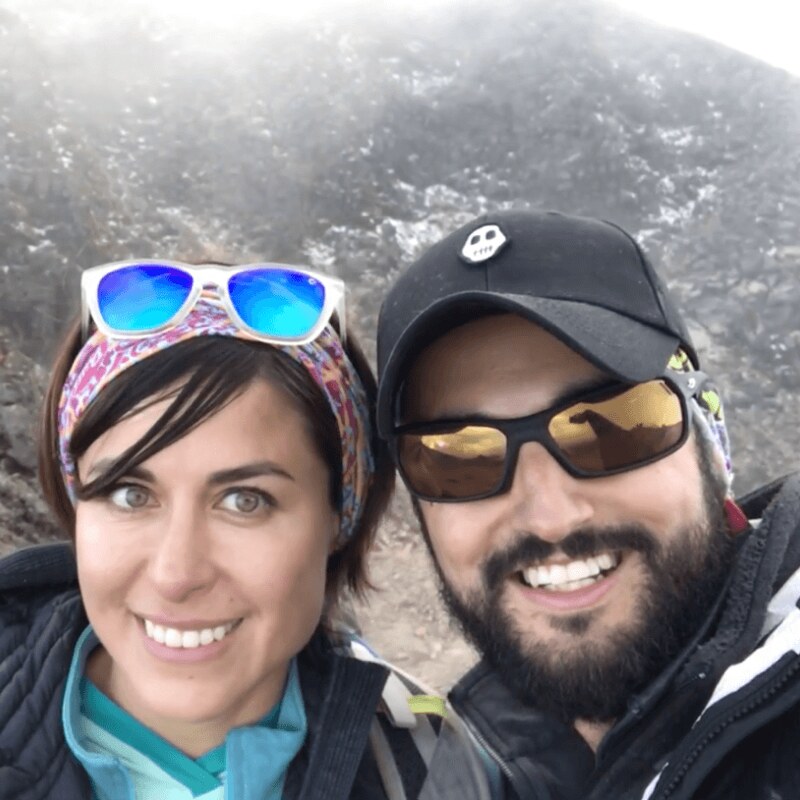 Andrea Cardona y Pedro Wunderlich en una caminata de montaña